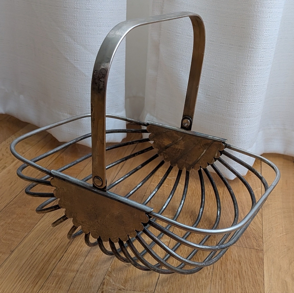 Silver-Plated Metal Wire Multi-Purpose Bread Fruit Basket with Handle.